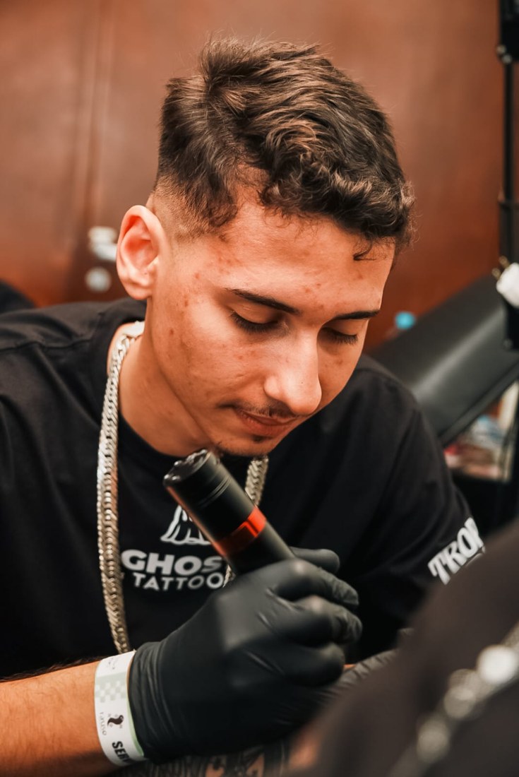Eduardo Camargo tatuando